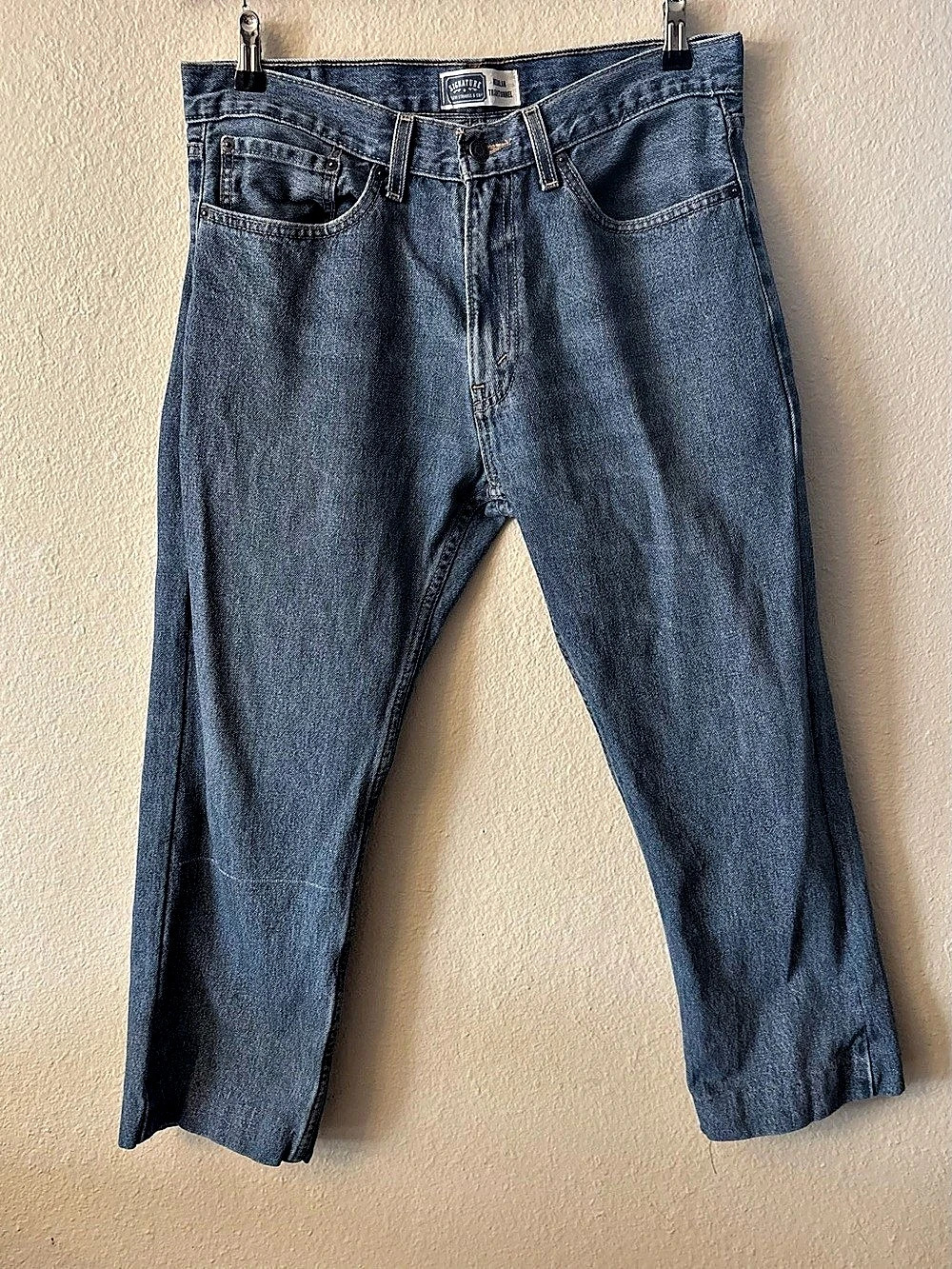 Levi's Signature Relaxed Jeans 32" Waist Cropped 22" Inseam Distressed Denim